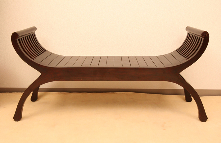 アームと脚の曲線がバリのリゾートを思わせる チーク材のデザインベンチ【A-040】